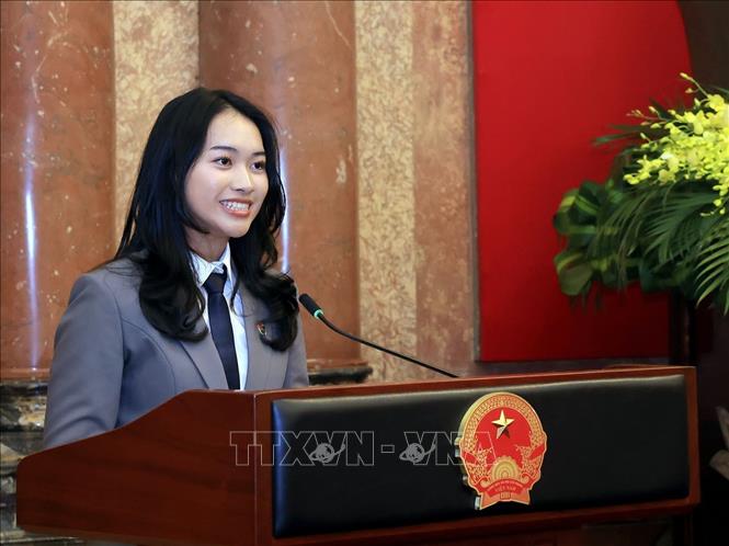 Học sinh Đỗ Hà Phương, Trường THPT Việt Đức (Hà Nội) đại diện học sinh đoạt giải phát biểu. Ảnh: Tuấn Anh - TTXVN 