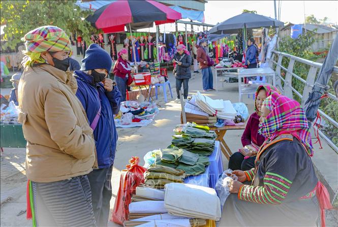 Keo Lom kermis bustles in the early-morning crisp chill of the Na Son highland. VNA Photo