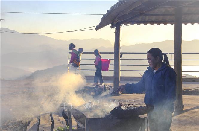 Preparing grilled foods for selling in the early-morning crisp chill in Keo Lom kermis. VNA Photo