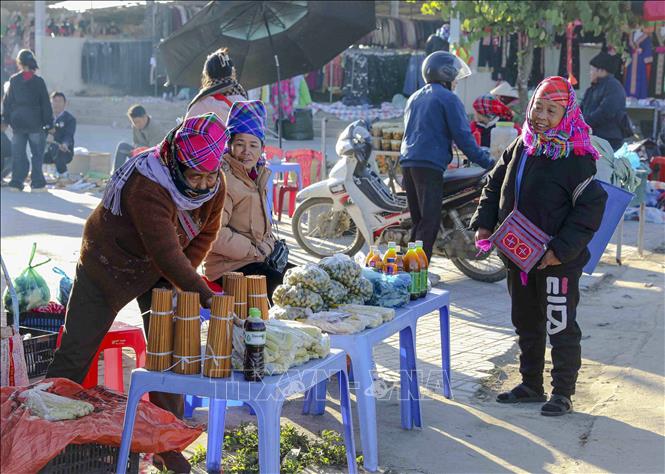 Keo Lom kermis bustles in the early-morning crisp chill. VNA Photo