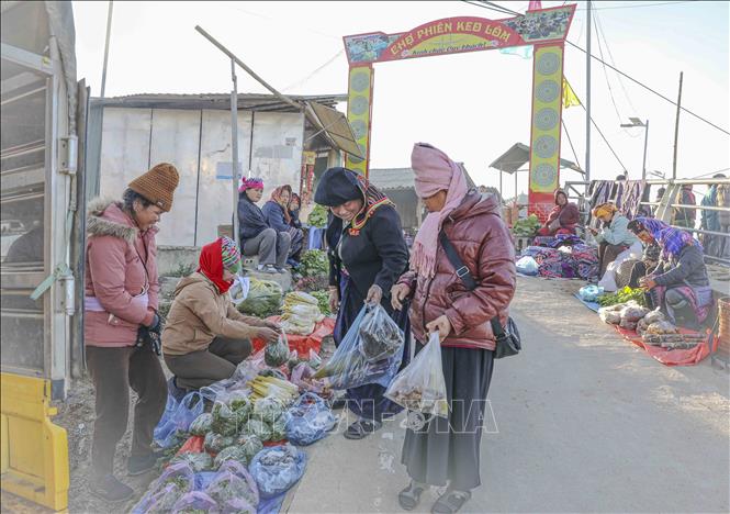 Local residents bring their farm and forest produce to the market. VNA Photo: Xuân Tư 