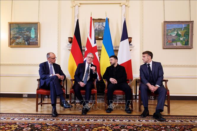 Ngày 8/12/2025, Tổng thống Ukraine Volodymyr Zelensky (ảnh) cho biết các cuộc thảo luận với lãnh đạo Anh, Đức và Pháp tại London (Anh) diễn ra hiệu quả, đồng thời cho biết bản đề xuất hòa bình mới nhằm chấm dứt cuộc xung đột Nga - Ukraine đang được hoàn thiện. Ảnh (từ trái sang): Thủ tướng Đức Friedrich Merz, Thủ tướng Anh Keir Starmer, Tổng thống Ukraine Volodymyr Zelensky và Tổng thống Pháp Emmanuel Macron tại cuộc gặp ở London ngày 8/12/2025. Ảnh: THX/TTXVN