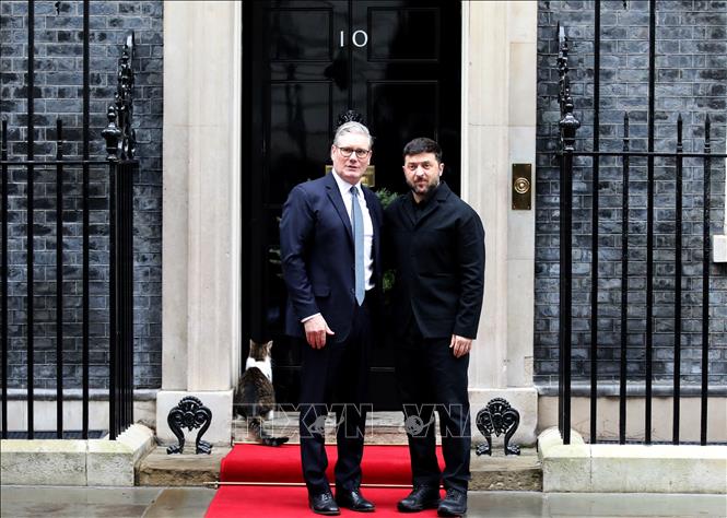 Ngày 8/12/2025, Tổng thống Ukraine Volodymyr Zelensky (ảnh) cho biết các cuộc thảo luận với lãnh đạo Anh, Đức và Pháp tại London (Anh) diễn ra hiệu quả, đồng thời cho biết bản đề xuất hòa bình mới nhằm chấm dứt cuộc xung đột Nga - Ukraine đang được hoàn thiện. Ảnh: Thủ tướng Anh Keir Starmer (trái) và Tổng thống Ukraine Volodymyr Zelensky tại cuộc gặp ở London ngày 8/12/2025. Ảnh: THX/TTXVN