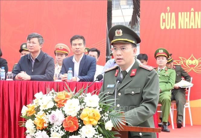 Thượng tá Cù Quốc Thắng, Giám đốc Công an tỉnh Ninh Bình, phát biểu tại lễ ra quân. Ảnh: Đức Phương - TTXVN