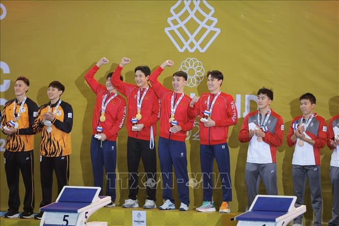 The Vietnamese swimmers win a gold in the men’s 4x200m freestyle relay. VNA Photo: Minh Quyết 