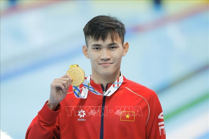 Swimmer Pham Thanh Bao wins a gold in the men’s 100m breaststroke, his third SEA Games gold. VNA Photo: Minh Quyết 