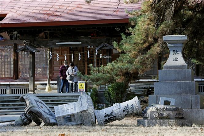 Ngôi đền bị hư hại do động đất tại tỉnh Aomori, Nhật Bản. Ảnh: Kyodo/TTXVN