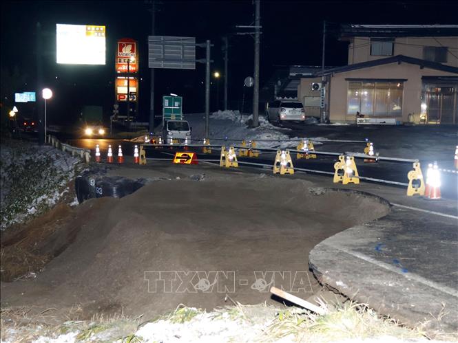 Tuyến đường bị phá hủy do động đất tại Tohoku, tỉnh Aomori, Nhật Bản. Ảnh: Kyodo/TTXVN