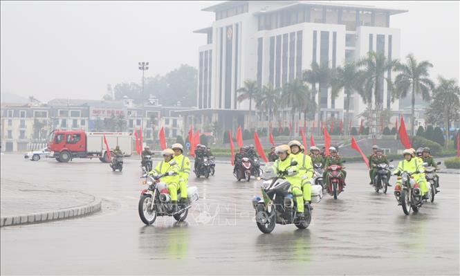 Các lực lượng ra quân thực hiện cao điểm tấn công trấn áp tội phạm, bảo đảm an ninh trật. Ảnh: Quốc Đạt-TTXVN