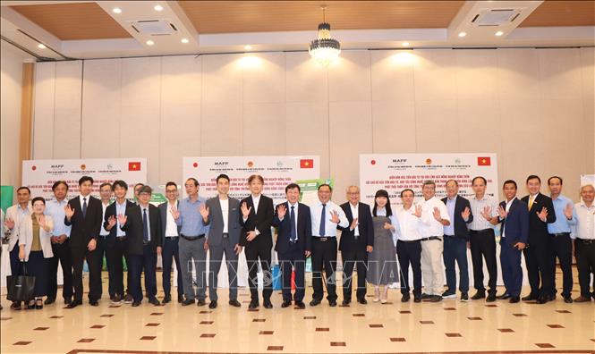 Đại diện Bộ Nông Lâm Ngư nghiệp Nhật Bản và Bộ Nông nghiệp và Môi trường Việt Nam cùng đại diện các địa phương, doanh nghiệp hai bên cùng chụp ảnh lưu niệm. Ảnh: Thu Hiền - TTXVN