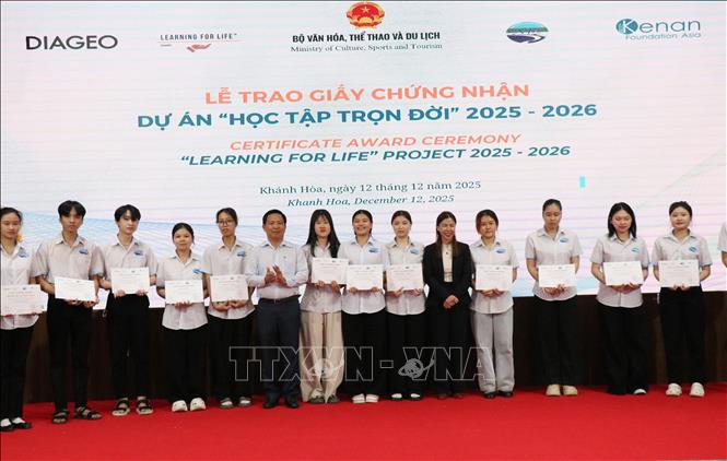 Trao Giấy chứng nhận Dự án “Học tập trọn đời” cho sinh viên Trường Cao đẳng Du lịch Nha Trang. Ảnh: Nguyễn Thành - TTXVN