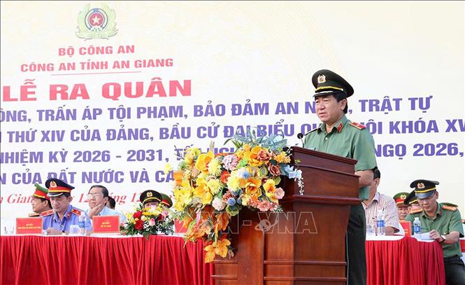 Thiếu tướng Nguyễn Văn Hận, Giám đốc Công an tỉnh An Giang, phát lệnh ra quân. Ảnh: TTXVN phát