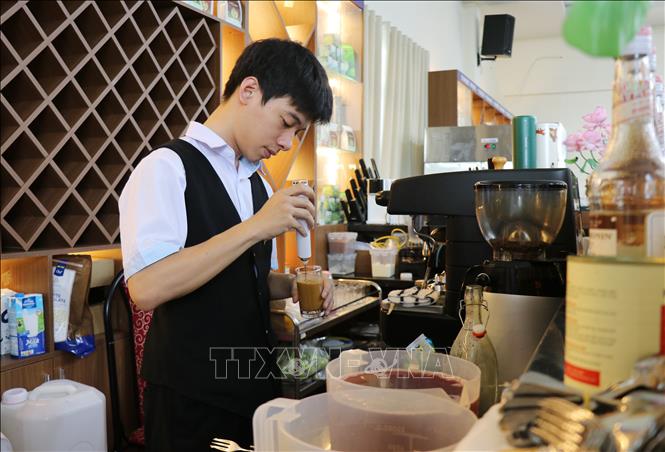 Sinh viên Trường Cao đẳng Du lịch Nha Trang (tỉnh Khánh Hòa) thực hành pha chế đồ uống. Ảnh: Nguyễn Thành – TTXVN