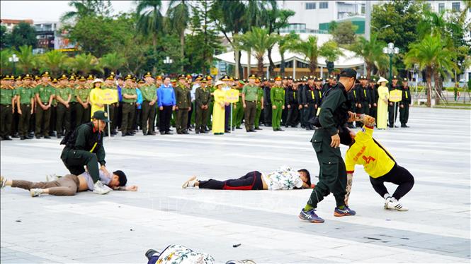 Khối Cảnh sát cơ động biểu diễn võ thuật tại lễ ra quân. Ảnh: Lê Phước Ngọc – TTXVN      
