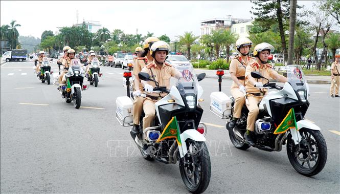Các lực lượng ra quân tham gia diễu hành trên một số tuyến đường trung tâm tỉnh Quảng Ngãi. Ảnh: Lê Phước Ngọc - TTXVN