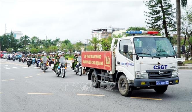 Các lực lượng ra quân tham gia diễu hành trên một số tuyến đường trung tâm tỉnh Quảng Ngãi. Ảnh: Lê Phước Ngọc - TTXVN     