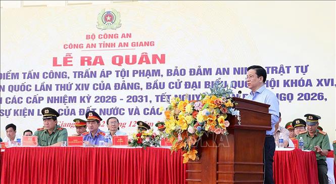 Chủ tịch UBND tỉnh An Giang Hồ Văn Mừng phát biểu chỉ đạo tại lễ ra quân. Ảnh: TTXVN phát