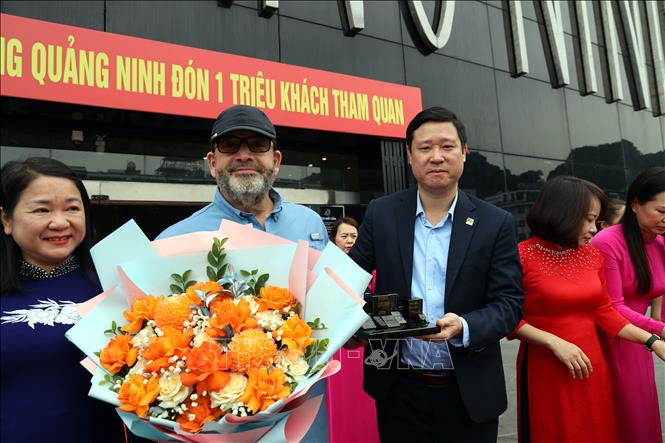 Ông Đỗ Quyết Tiến, Giám đốc Bảo tàng, Thư viện Quảng Ninh tặng hoa ông Lionel Klotz , vị khách thứ 1 triệu đến với Bảo tàng Quảng Ninh. Ảnh: Đức Hiếu - TTXVN 