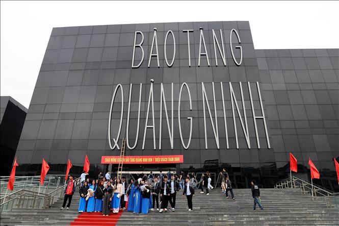 Du khách chụp ảnh lưu niệm tại Bảo tàng Quảng Ninh. Ảnh: Đức Hiếu - TTXVN