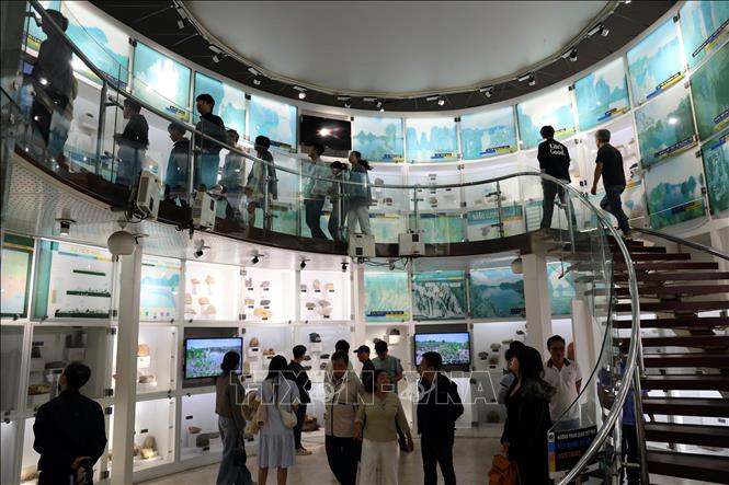 Du khách tham quan Bảo tàng Quảng Ninh. Ảnh: Đức Hiếu - TTXVN