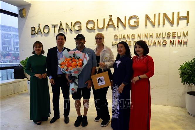 Vị khách thứ 1 triệu, ông Lionel Klotz cùng vợ chụp ảnh tại lễ đón. Ảnh: Đức Hiếu - TTXVN