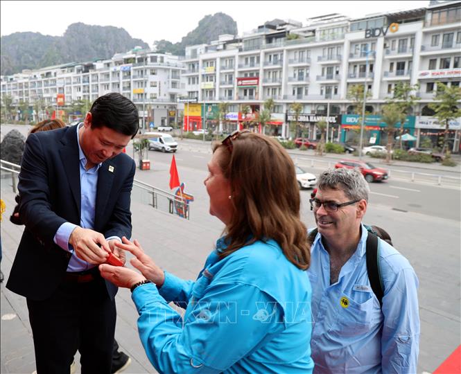 Ông Đỗ Quyết Tiến, Giám đốc Bảo tàng, Thư viện Quảng Ninh tặng quà cho các vị khách đến với Bảo tàng Quảng Ninh trong ngày đón vị khách thứ 1 triệu. Ảnh: Đức Hiếu - TTXVN
