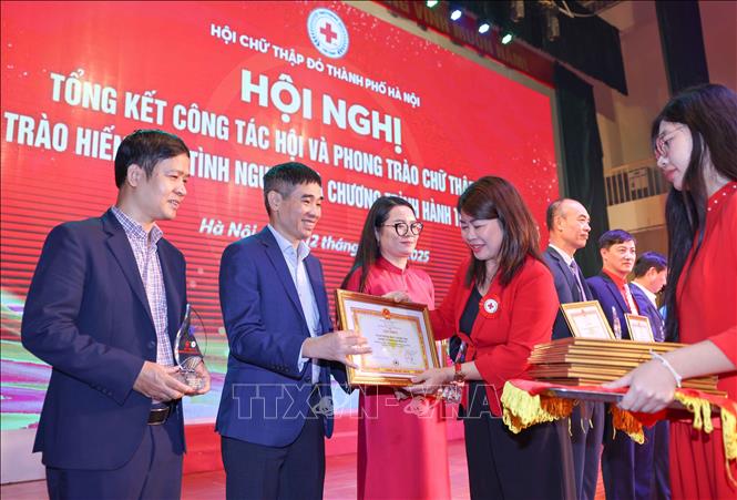 Khen thưởng các tập thể, cá nhân có thành tích trong công tác Hội và phong trào hiến máu tình nguyện. Ảnh: Thanh Tùng - TTXVN 