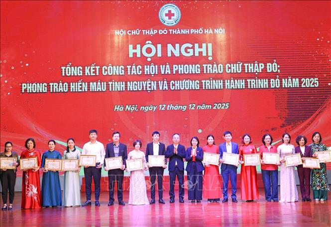 Các tập thể, cá nhân có thành tích xuất sắc trong phong trào hiến máu tình nguyện năm 2025 nhận giấy khen của Hội Chữ thập đỏ thành phố Hà Nội. Ảnh: Thanh Tùng - TTXVN 