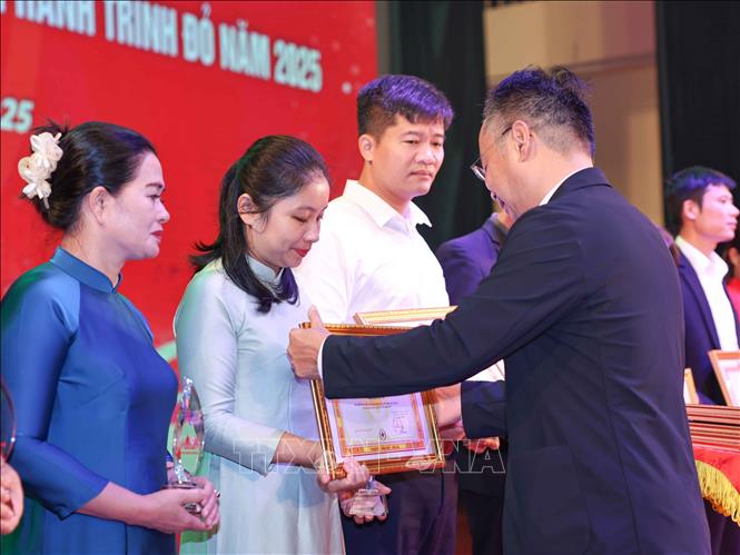 Chủ tịch Hội Chữ thập đỏ thành phố Hà Nội Lê Tự Lực tặng giấy khen cho các tập thể, cá nhân có thành tích xuất sắc trong phong trào hiến máu tình nguyện năm 2025. Ảnh: Thanh Tùng - TTXVN 