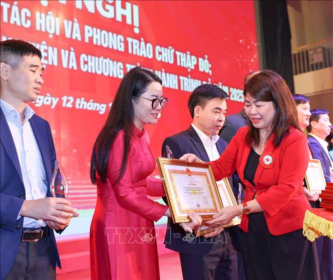 Các tập thể, cá nhân có thành tích xuất sắc trong phong trào hiến máu tình nguyện năm 2025 nhận giấy khen của Hội Chữ thập đỏ thành phố Hà Nội. Ảnh: Thanh Tùng - TTXVN 