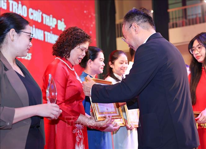 Chủ tịch Hội Chữ thập đỏ thành phố Hà Nội Lê Tự Lực tặng giấy khen cho các tập thể, cá nhân có thành tích xuất sắc trong phong trào hiến máu tình nguyện năm 2025. Ảnh: Thanh Tùng - TTXVN 