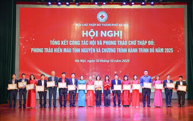 Khen thưởng các tập thể, cá nhân có thành tích trong công tác Hội và phong trào hiến máu tình nguyện. Ảnh: Thanh Tùng - TTXVN 