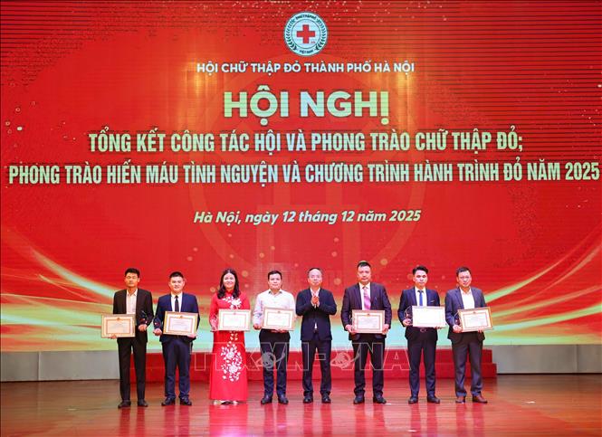 Tặng Bằng khen của Chủ tịch UBND thành phố Hà Nội cho 4 tập thể và 3 cá nhân có thành tích trong phong trào hiến máu tình nguyện. Ảnh: Thanh Tùng - TTXVN