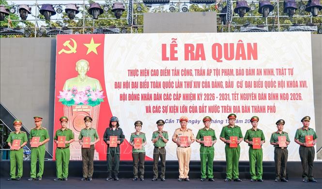 Thiếu tướng Huỳnh Việt Hòa, Giám đốc Công an thành phố Cần Thơ, trao lệnh ra quân thực hiện cao điểm cho các đơn vị. Ảnh: Thanh Liêm - TTXVN