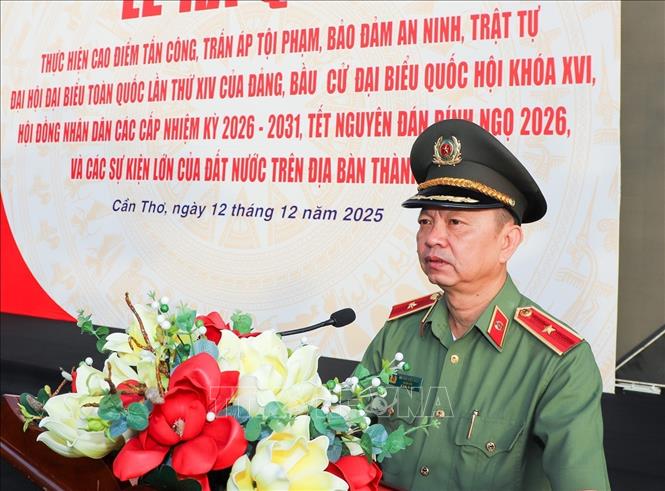 Thiếu tướng Huỳnh Việt Hòa, Giám đốc Công an thành phố Cần Thơ, phát biểu tại Lễ ra quân. Ảnh: Thanh Liêm - TTXVN