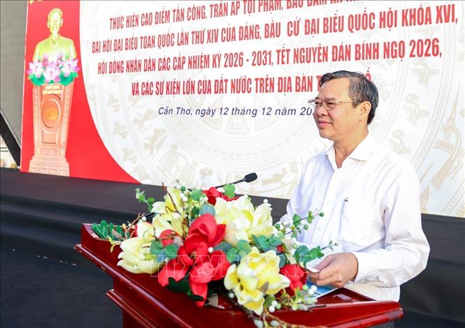 Chủ tịch UBND thành phố Cần Thơ Trương Cảnh Tuyên phát biểu chỉ đạo tại Lễ ra quân. Ảnh: Thanh Liêm - TTXVN