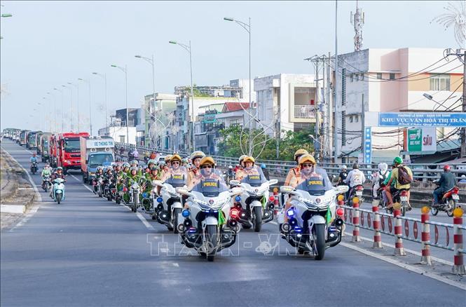 Các lực lượng thuộc Công an thành phố Cần Thơ diễu hành trên các tuyến đường. Ảnh: Thanh Liêm - TTXVN