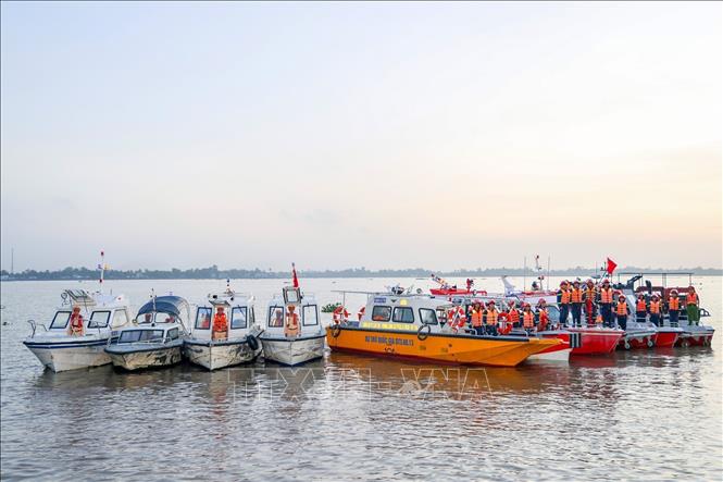 Lực lượng Cảnh sát giao thông đường thủy và Cảnh sát phòng cháy, chữa cháy tham gia diễu hành trên tuyến sông Hậu. Ảnh: Thanh Liêm - TTXVN