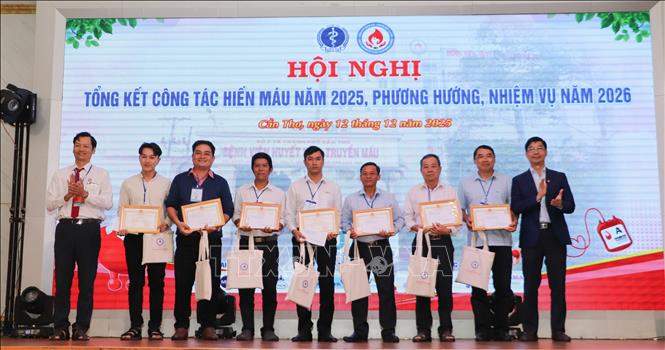 Các cá nhân có thành tích tham gia hiến máu tình nguyện nhóm máu hiếm (Rh âm) nhận Giấy khen của Bệnh viện Huyết học - Truyền máu Cần Thơ. Ảnh: Hồng Thái - TTXVN