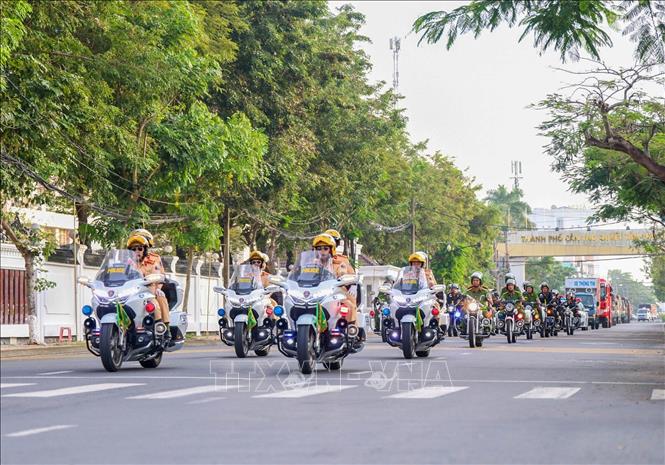 Các lực lượng thuộc Công an thành phố Cần Thơ diễu hành trên các tuyến đường. Ảnh: Thanh Liêm - TTXVN