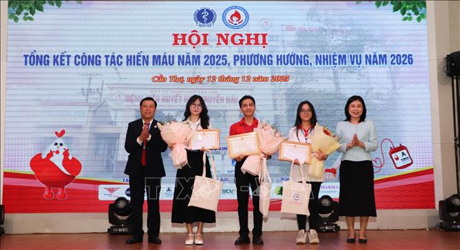 Đại diện các tập thể có thành tích trong vận động hiến máu năm 2025 nhận Giấy khen của Bệnh viện Huyết học - Truyền máu Cần Thơ. Ảnh: Hồng Thái - TTXVN