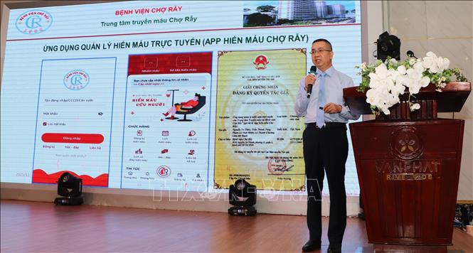 Tiến sĩ Phạm Lê Nhật Minh, Phó Giám đốc Trung tâm Truyền máu Chợ Rẫy, chia sẻ kinh nghiệm tổ chức vận động hiến máu tại hội nghị. Ảnh: Hồng Thái - TTXVN