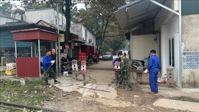 Tiềm ẩn nguy cơ tai nạn từ các lối mở tự phát qua đường sắt trên địa bàn phường Phong Châu, tỉnh Phú Thọ. Ảnh: Nguyễn Thảo - TTXVN