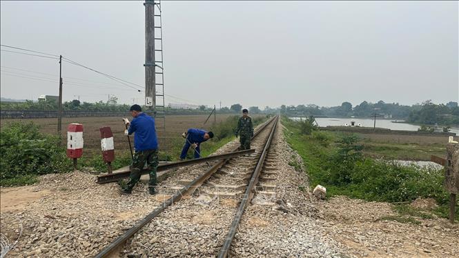 Nhiều vị trí lối đi tự mở là điểm đen gây mất an toàn giao thông đường sắt. Ảnh: Nguyễn Thảo - TTXVN