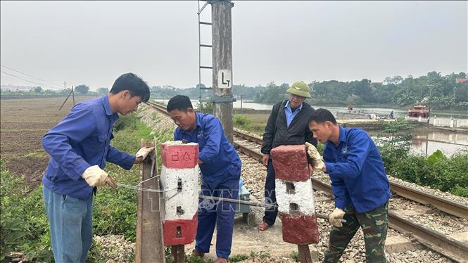 Lực lượng chức năng tỉnh Phú Thọ phá bỏ lối đi tự phát qua đường sắt tại địa bàn phường Phong Châu. Ảnh: Nguyễn Thảo - TTXVN