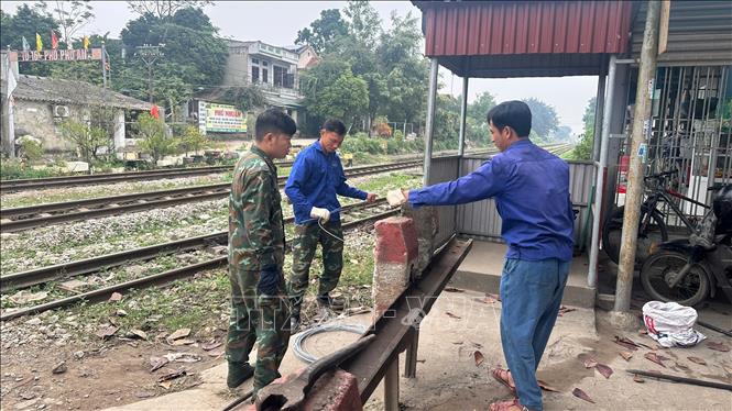 Phường Phong Châu kiên quyết phá bỏ các lối đi gây mất an toàn giao thông đường sắt. Ảnh: Nguyễn Thảo - TTXVN