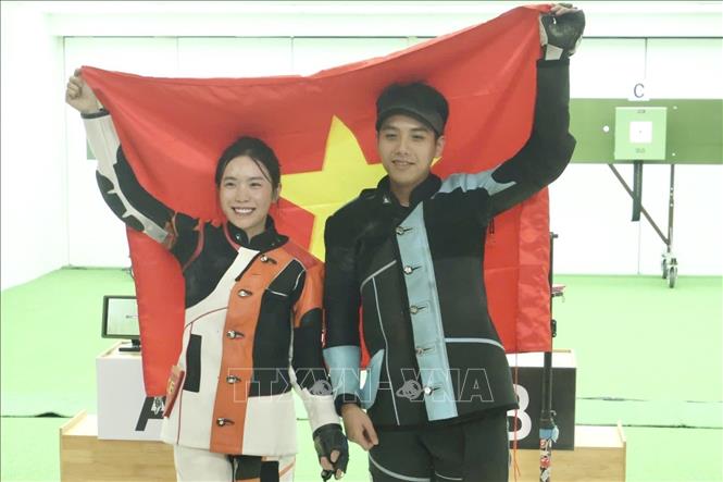 Mộng Tuyền và Tâm Quang thi đấu xuất sắc, mang về tấm HCV đầu tiên cho bắn súng Việt Nam. Ảnh: TTXVN phát
