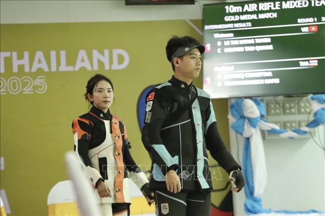 Mộng Tuyền và Tâm Quang thi đấu xuất sắc, mang về tấm HCV đầu tiên cho bắn súng Việt Nam. Ảnh: TTXVN phát