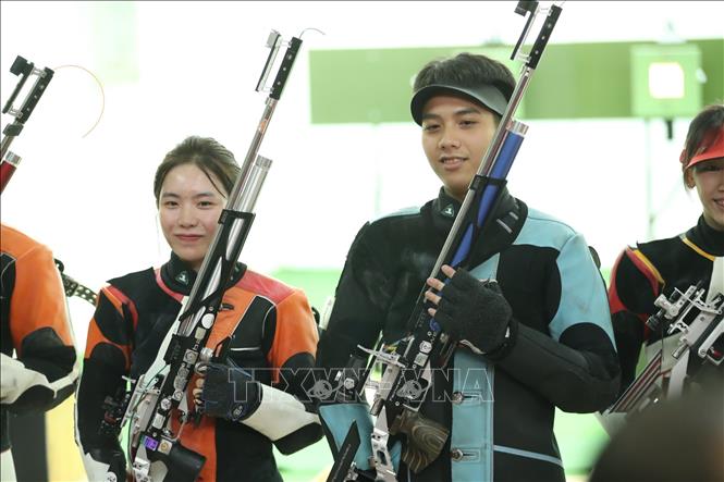 Mộng Tuyền và Tâm Quang thi đấu xuất sắc, mang về tấm HCV đầu tiên cho bắn súng Việt Nam. Ảnh: TTXVN phát