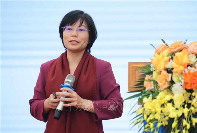 Phó Giám đốc Sở Khoa học và Công nghệ Lâm Đồng Phạm Thị Nhâm tham luận về “Xây dựng hệ sinh thái đổi mới sáng tạo”, chuyển đổi số tại tỉnh Lâm Đồng sau sáp nhập. Ảnh: Hoàng Hiếu - TTXVN